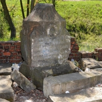 Zniszczony pomnik