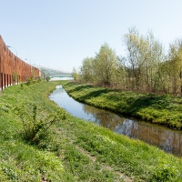 Ekrany antyakustyczne u zbiegu Trasy Siekierkowskiej i Ostrobramskiej, na prawo Kanał Wawerski