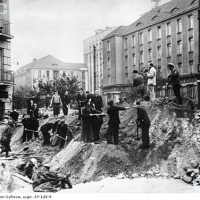 Widok budynku od strony Wileńskiej w czasie budowy barykady