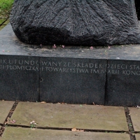 Napis na pomniku M. Konopnickiej
