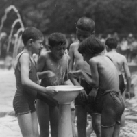 Dzieci przy wodotrysku