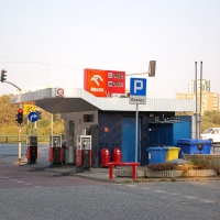 Stacja benzynowa na terenie obok przychodni