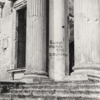 Zrujnowane schody i kolumny pałacu