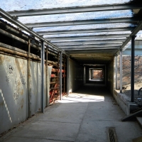 Przejście podziemne pod ul. Jagiellońską, za ścianą po lewej tunel drogowy łączący FSO z torem doświadczalnym