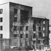 Zniszczony budynek mieszkalny