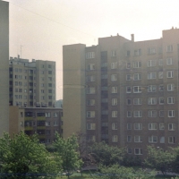 Podwórko pomiędzy blokami przy ul. Kossutha i Czumy; widoczne bloki o adresach Czumy 10, 12a i 14