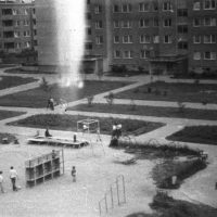 Widok na podwórko pomiędzy blokami przy Kossutha i Czumy; widoczne bloki (od lewej): Czumy 10, 12A, 14