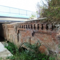 Część murów pod mostem trasy N-S