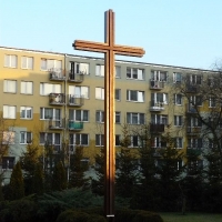 Krzyż przed kościołem