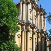 Fasada kościoła przed remontem i wycięciem drzew