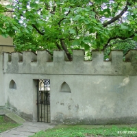 Murek z blankami, łączący pałcyk z tzw. domkiem burgrabiego