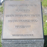 Pomnik gen. Emila Fieldorfa - tablice
