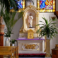 Rzeźba Jezusa Miłosiernego w kościele