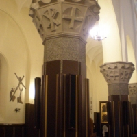 Kolumny wewnątrz świątyni