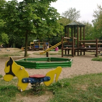 Plac zabaw na terenie parku