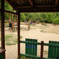 Plac zabaw na terenie parku