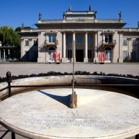 Zegar słoneczny przed Pałacem
